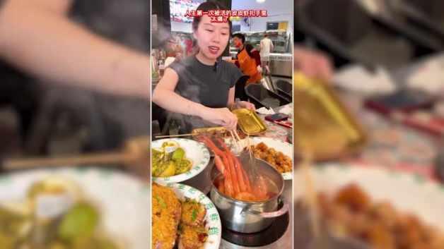 İlginç anlar! Canlı deniz hayvanı yemek isterken hastanelik oldu… İlginç anlar! Canlı deniz hayvanı yemek isterken hastanelik oldu…