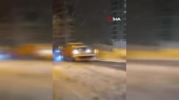 İBB’ye ait kar küreme aracı yolda kaldı