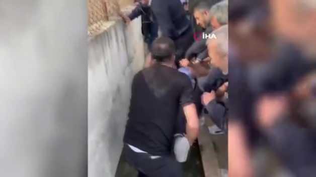 Bolu’nun Göynük ilçesinde bayram geleneği: Geç kalanlar su oluğuna atılıyor