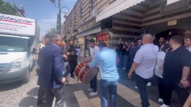 PKK’nın feshi Diyarbakır sokakların davul zurna ile kutlandı