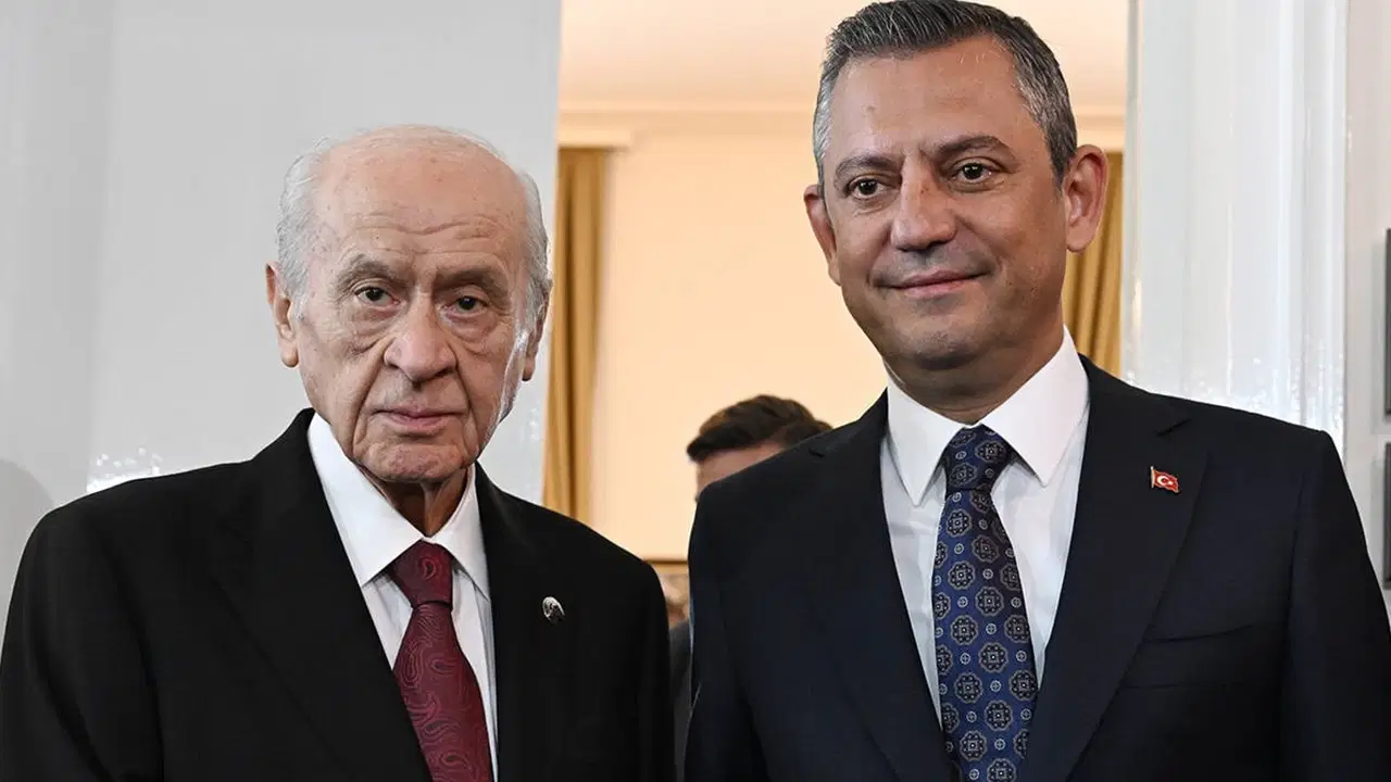 Özgür Özel yeni anket açıkladı, Devlet Bahçeli’ye mesaj verdi: ‘Biz demokrasi yolunda herkesle yürürüz’ – Son Dakika Siyaset Haberleri