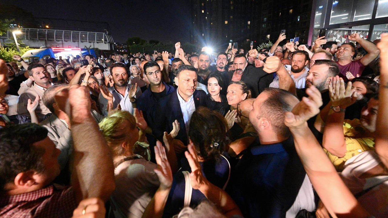 Özgür Çelik, CHP İstanbul İl Başkanlığı’nda: ‘Bütün gece buradayız’ – Son Dakika Siyaset Haberleri