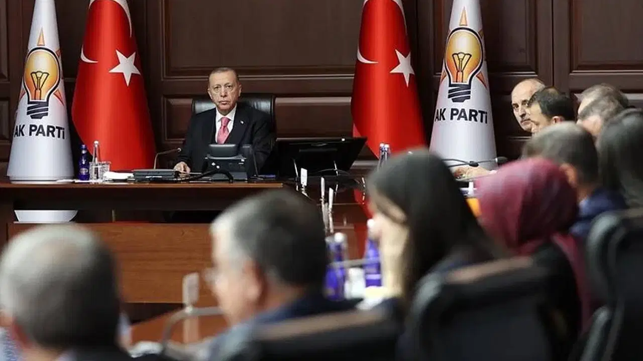 AKP MYK toplanıyor: Sahadan gelen şikâyetler Erdoğan’ın masasında – Son Dakika Siyaset Haberleri