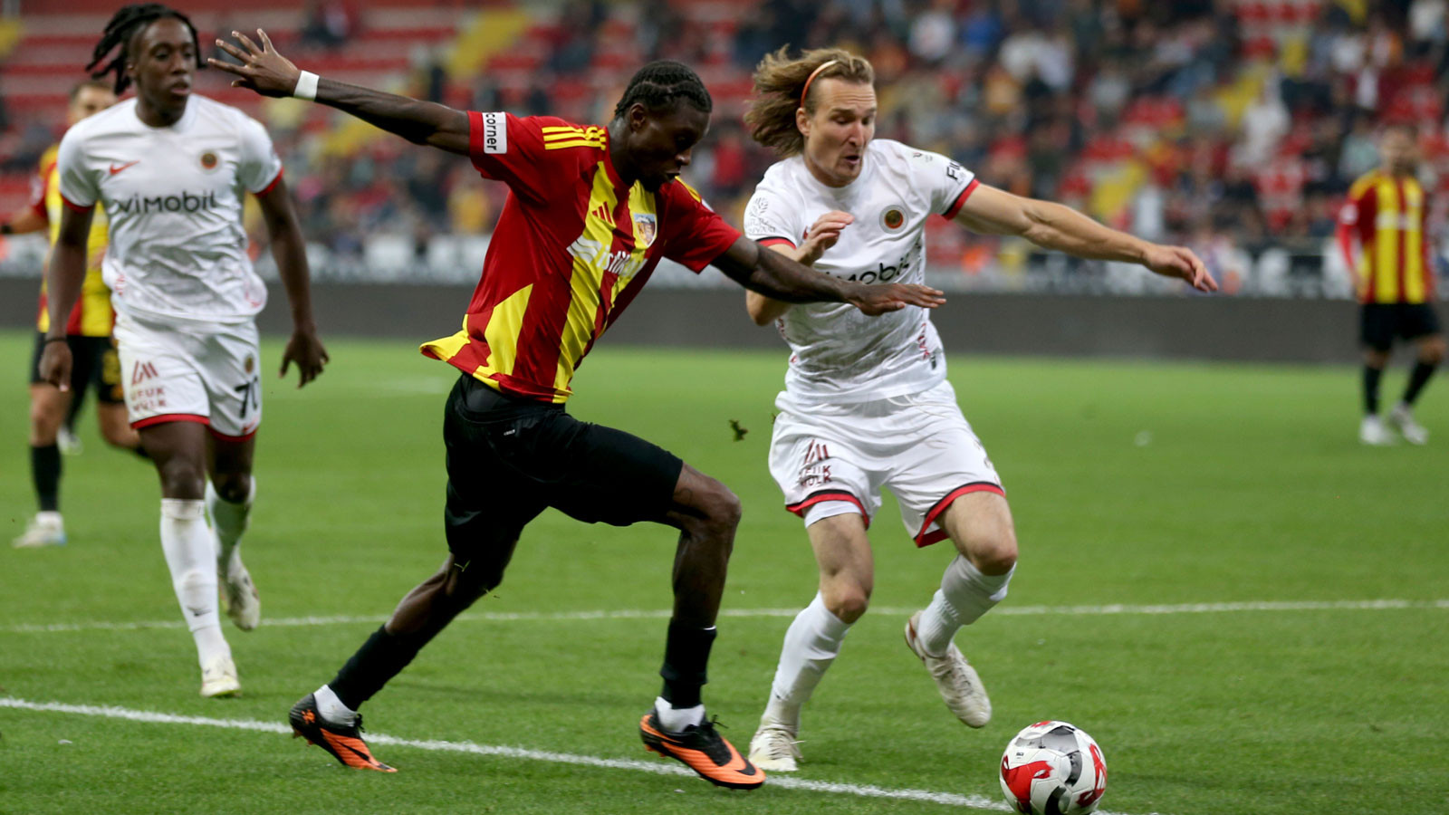 9 kişi kalan Gençlerbirliği galibiyeti kaçırdı 9 kişi kalan Gençlerbirliği galibiyeti kaçırdı