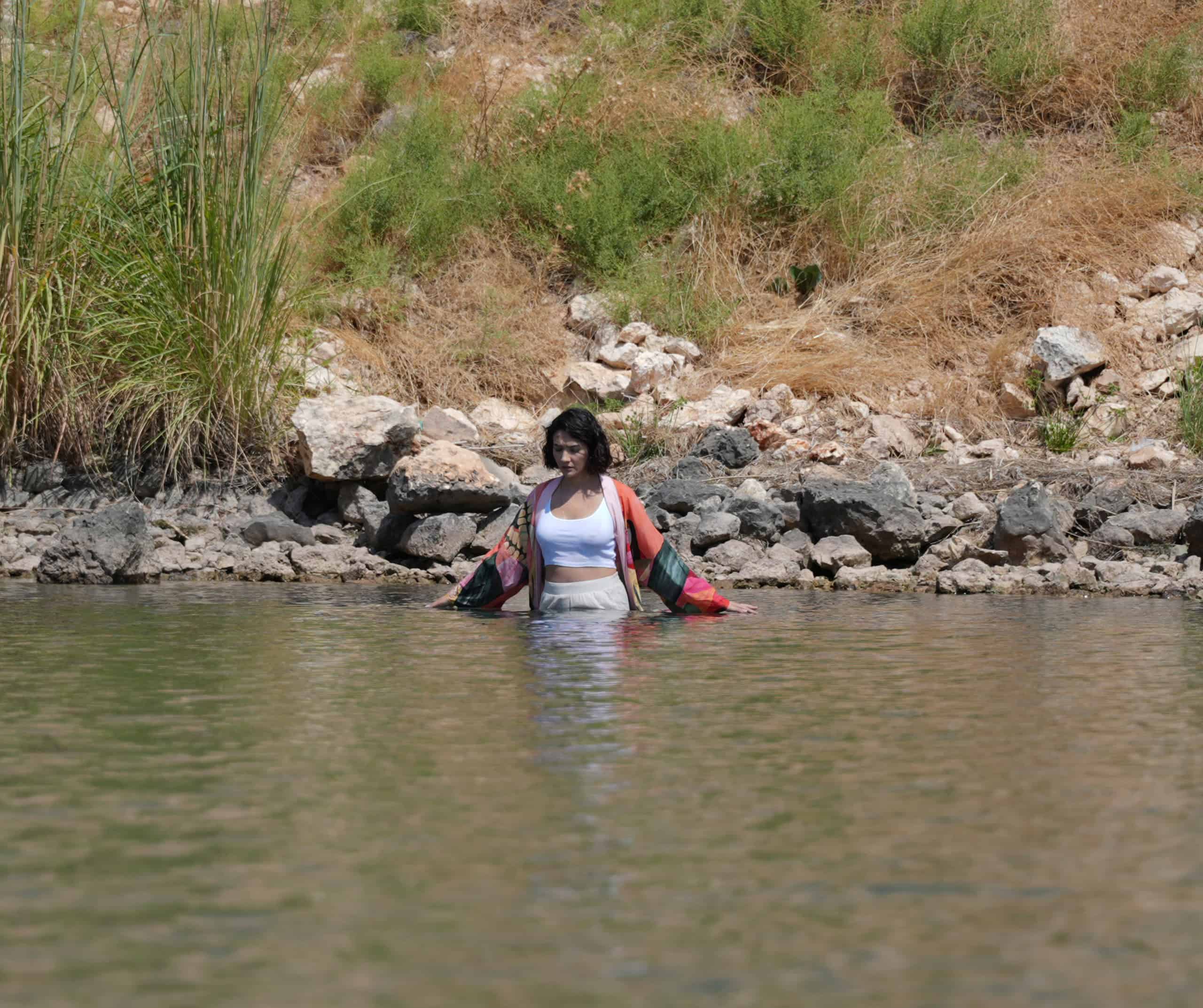 Aybüke Pusat, Halef; Köklerin Çağrısı için Fırat’ın serin sularına girdi! Aybüke Pusat, Halef; Köklerin Çağrısı için Fırat’ın serin sularına girdi!