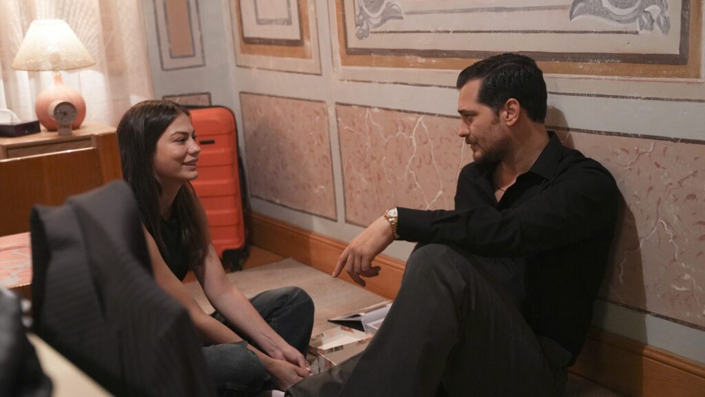 Eşref Rüya 15. Bölümde Gürdal kaçırılınca ortalık iyice karıştı! Taylan, Afra’nın katili olarak Eşref’i işaret etti! Eşref Rüya 15. Bölümde Gürdal kaçırılınca ortalık iyice karıştı! Taylan, Afra’nın katili olarak Eşref’i işaret etti!