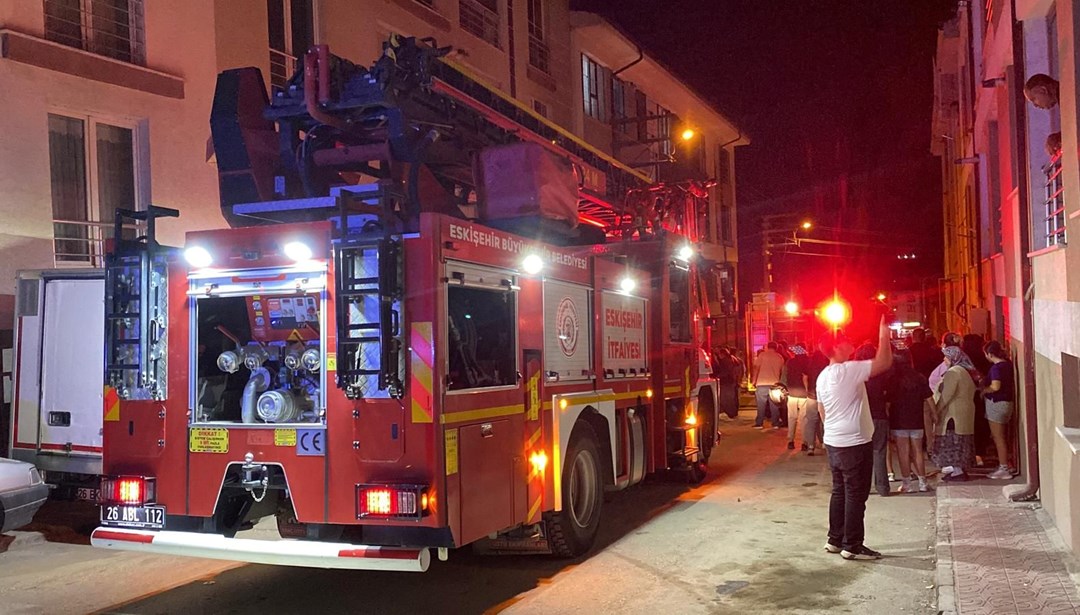 Depo yangını apartmanda paniğe neden oldu Depo yangını apartmanda paniğe neden oldu