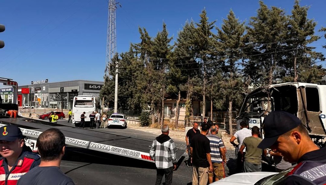 Muğla’da yolcu otobüsü vidanjörle çarpıştı Muğla’da yolcu otobüsü vidanjörle çarpıştı