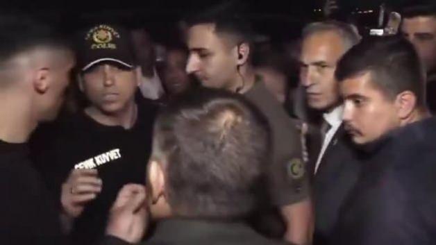 Ali Mahir Başarır’dan skandal hareket: Polis memurunu kolundan çekip, bağırdı! Ali Mahir Başarır’dan skandal hareket: Polis memurunu kolundan çekip, bağırdı!
