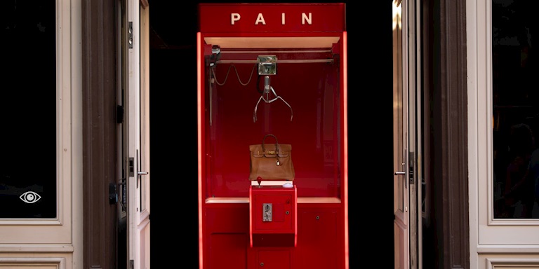 Bir Oyuncak Kapma Makinesi, Asla Kazanamayacağınız Bir Birkin ve New York’un Bitmeyen Yarışı Bir Oyuncak Kapma Makinesi, Asla Kazanamayacağınız Bir Birkin ve New York’un Bitmeyen Yarışı