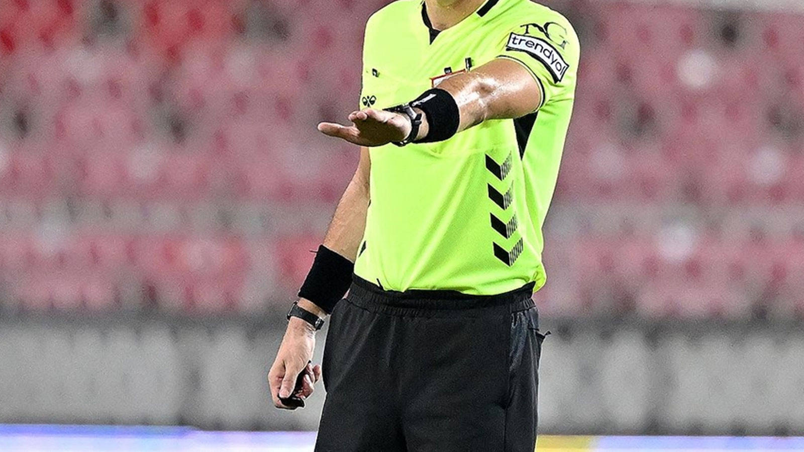 Altay-Eskişehirspor maçının hakemi, bıçaklı saldırıya uğradı Altay-Eskişehirspor maçının hakemi, bıçaklı saldırıya uğradı