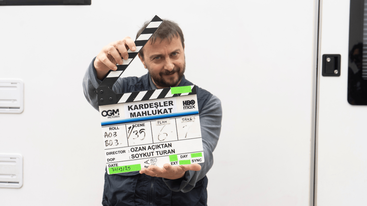 HBO Max’in Yeni Absürt Kara Komedisi “Kardeşler Mahlukat”ın Çekimleri Başladı HBO Max’in Yeni Absürt Kara Komedisi “Kardeşler Mahlukat”ın Çekimleri Başladı