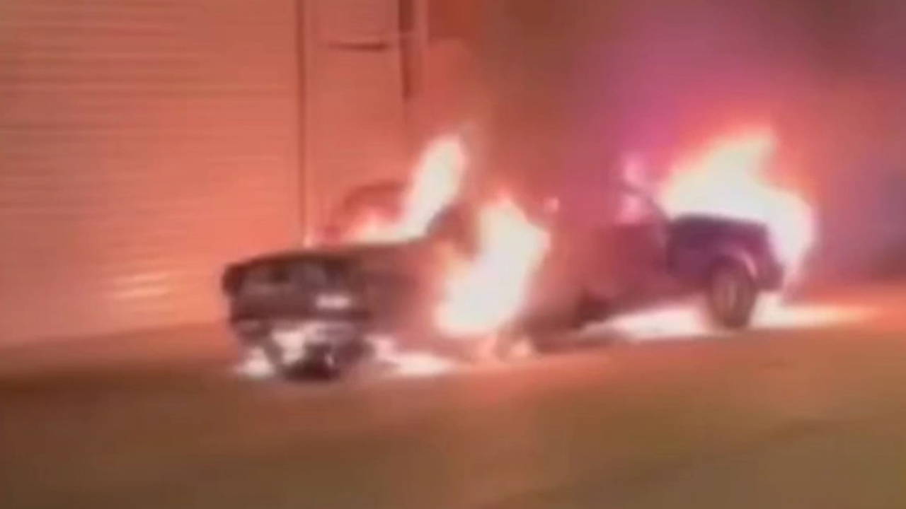 Sanayi sitesinde 5 araç kundaklandı: Soruşturma başlatıldı – Son Dakika Siyaset Haberleri Sanayi sitesinde 5 araç kundaklandı: Soruşturma başlatıldı – Son Dakika Siyaset Haberleri