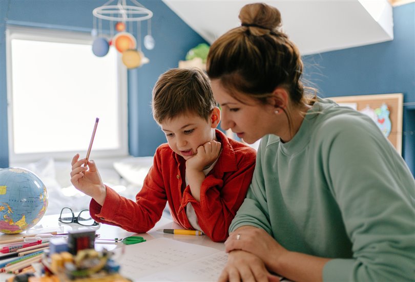 Anne-babalar çocuklarla ödev yapmalı mı? Anne-babalar çocuklarla ödev yapmalı mı?