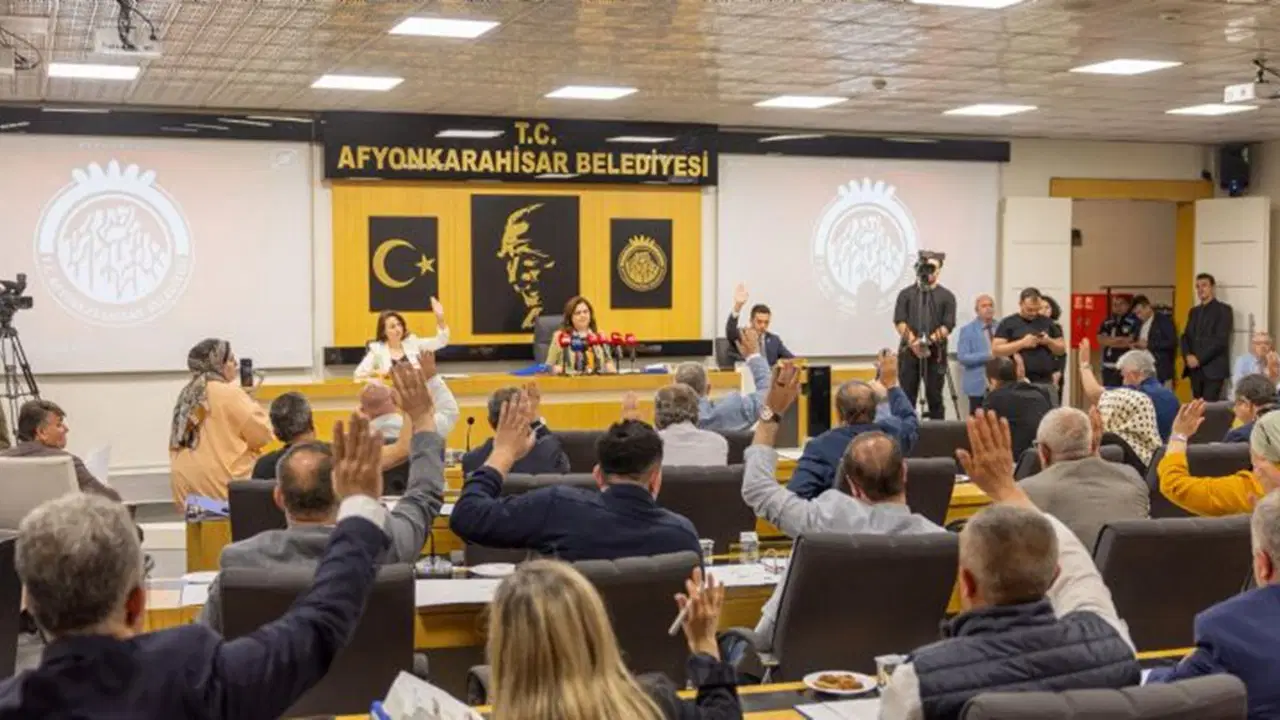Afyonkarahisar’da CHP’li meclis üyesine ‘para dolu çanta’ soruşturması! – Son Dakika Siyaset Haberleri