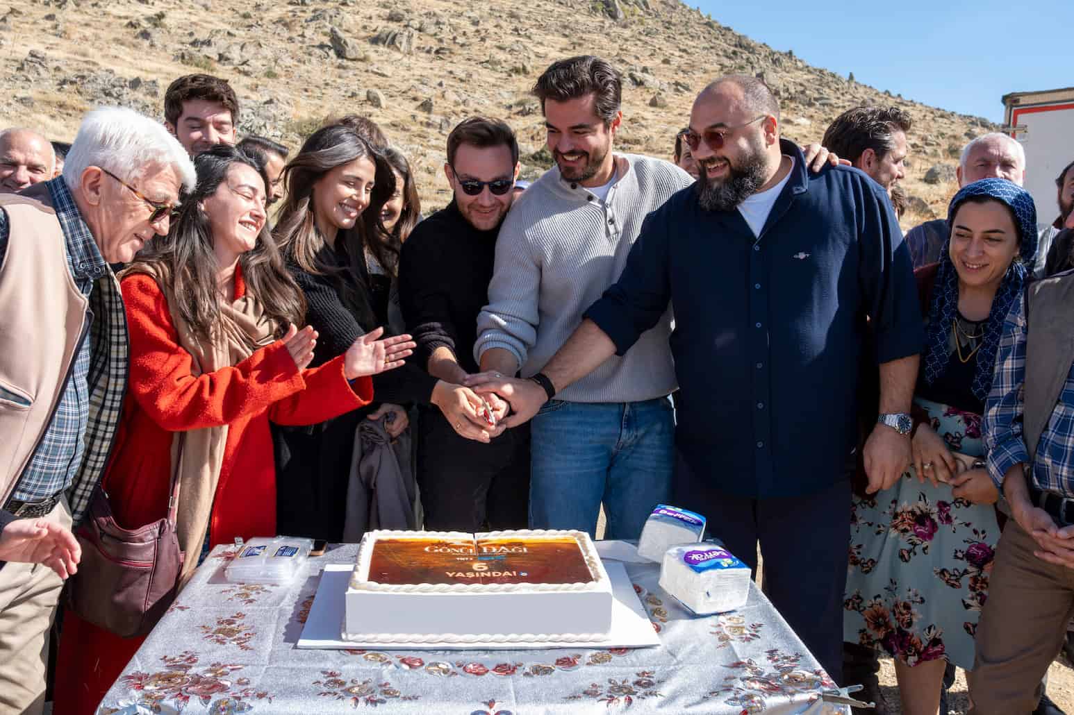 Her sezon birinci olarak reyting rekorları kıran Gönül Dağı’nın 6. yaş günü sette kutlandı! Her sezon birinci olarak reyting rekorları kıran Gönül Dağı’nın 6. yaş günü sette kutlandı!