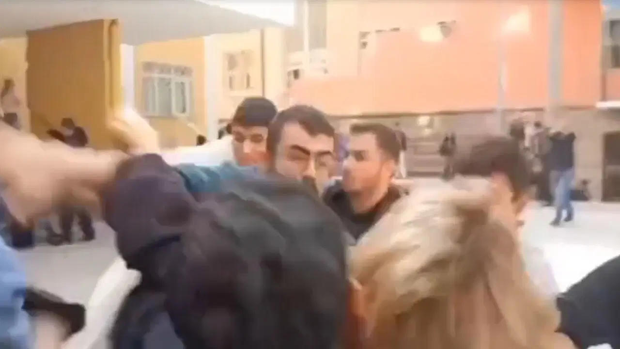 DTCF’de yemek zammı protestosuna saldırı – Son Dakika Siyaset Haberleri DTCF’de yemek zammı protestosuna saldırı – Son Dakika Siyaset Haberleri