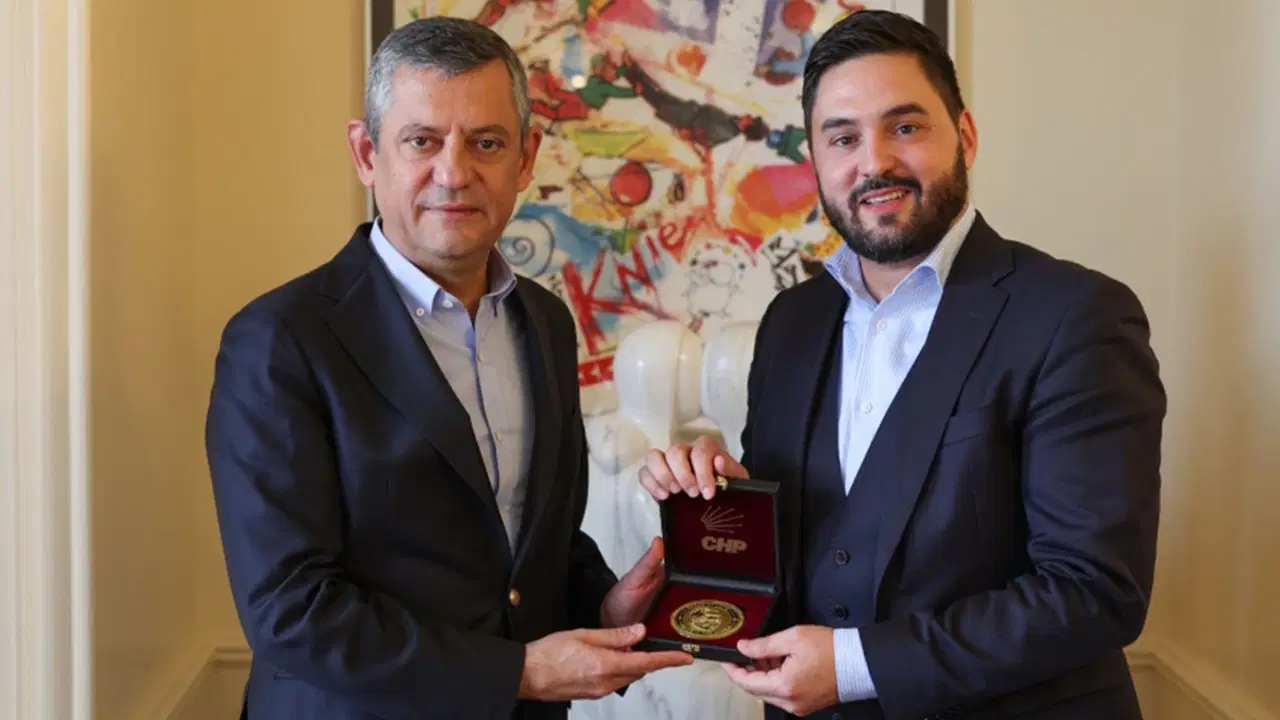 Özgür Özel, İsviçre’de SP Lideri Cedric Wermuth ile bir araya geldi – Son Dakika Siyaset Haberleri