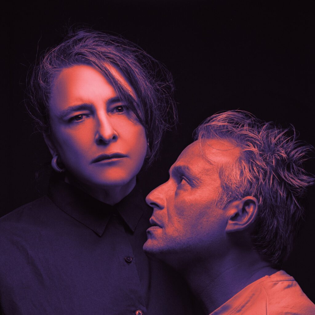 Esra Dermancıoğlu’dan ‘İyi Değilim, Ama Anlatacak Kadar da Kötü Değilim’ cesur, kırılgan ve mizah dolu bir tiyatro deneyimi sunuyor!