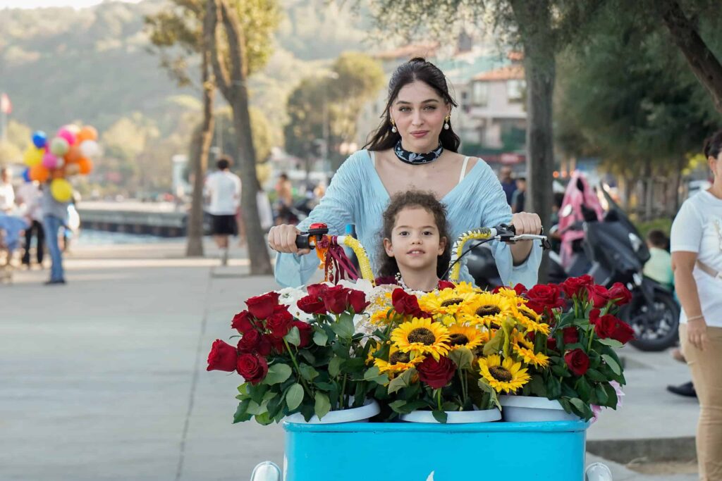 Cemre Baysel, bu kez çiçekçi kız Zeynep karakteriyle seyirci karşısına çıkıyor! Cemre Baysel, bu kez çiçekçi kız Zeynep karakteriyle seyirci karşısına çıkıyor!