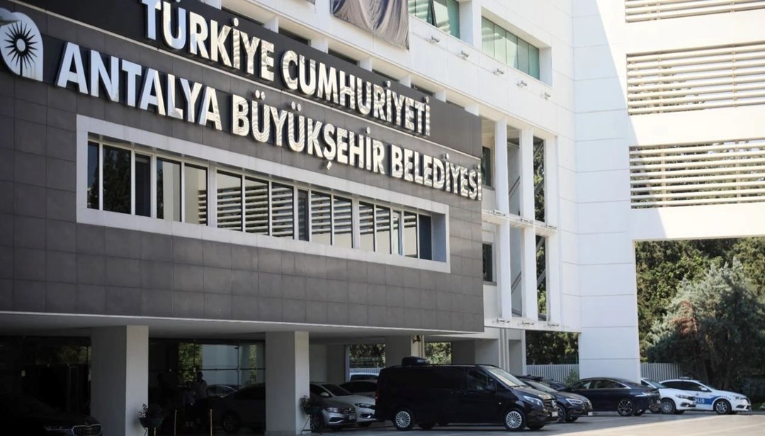 Antalya Büyükşehir Belediyesi’ne 7. dalga operasyon: Gözaltındaki 6 kişiden 3’ü tutuklandı Antalya Büyükşehir Belediyesi’ne 7. dalga operasyon: Gözaltındaki 6 kişiden 3’ü tutuklandı