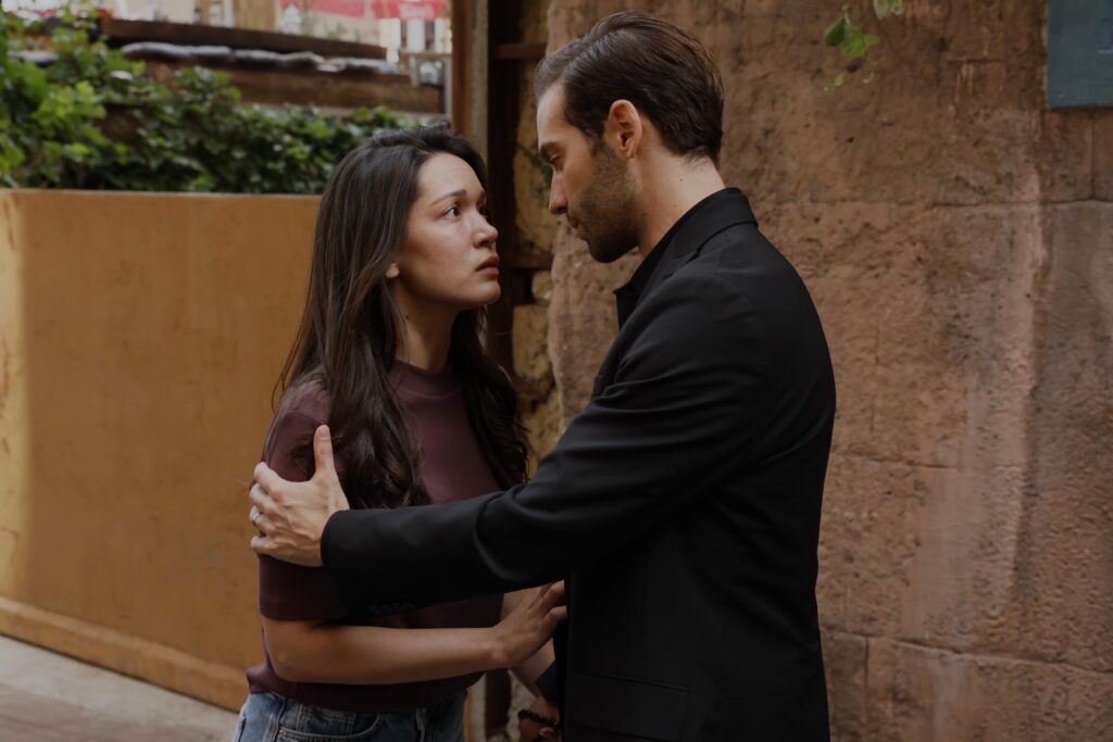 Sahipsizler 33. Bölümde Haşmet ve Firuze dükkanda basıldı! Azize, Yavuz’un hayatına son vermeye gitti! Sahipsizler 33. Bölümde Haşmet ve Firuze dükkanda basıldı! Azize, Yavuz’un hayatına son vermeye gitti!