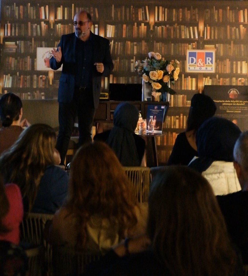 Sinan Canan Gece Yarısı Kütüphanesi’ni Doldurdu!