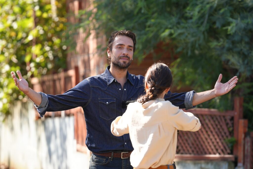 Taşacak Bu Deniz 1. Bölümüyle sezona bomba gibi başladı! Geçmişin sır perdesi aralandı: Eleni, Adil ve Esme’nin kızı çıktı! Taşacak Bu Deniz 1. Bölümüyle sezona bomba gibi başladı! Geçmişin sır perdesi aralandı: Eleni, Adil ve Esme’nin kızı çıktı!