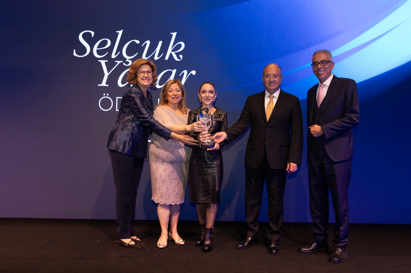 Selçuk Yaşar Ödülü Prof. Dr. Elif Uysal’a Selçuk Yaşar Ödülü Prof. Dr. Elif Uysal’a