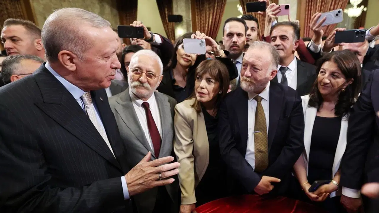 ‘DEM Parti’ ve ‘Öcalan’ araştırması: Seçmenin yüzde 70’i Cumhur’a ‘hayır’ diyor – Son Dakika Siyaset Haberleri ‘DEM Parti’ ve ‘Öcalan’ araştırması: Seçmenin yüzde 70’i Cumhur’a ‘hayır’ diyor – Son Dakika Siyaset Haberleri