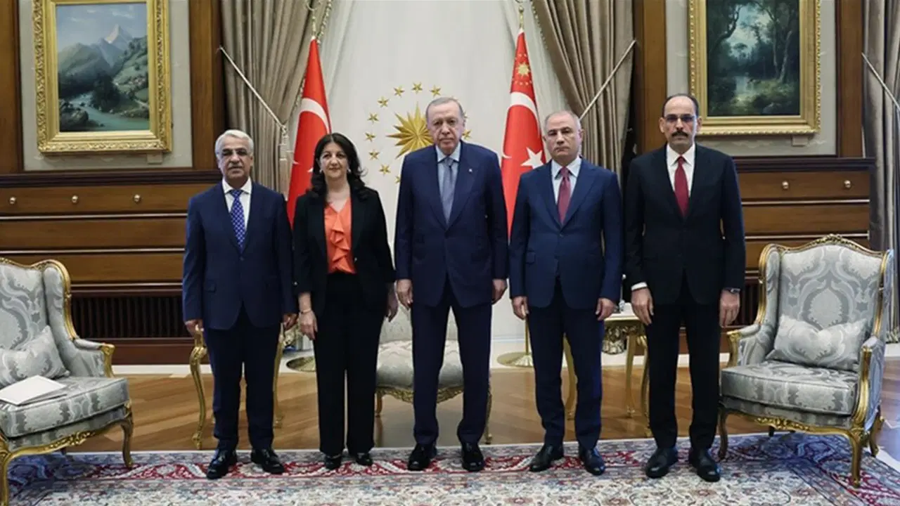 Saray’da ‘süreç’ zirvesi: Erdoğan – İmralı heyeti görüşmesinin saati belli oldu – Son Dakika Siyaset Haberleri