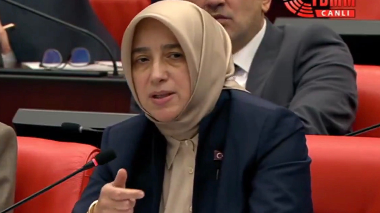 AKP’li Özlem Zengin’den akla ziyan öneri: Yahudi soykırımı filmleri yasaklansın AKP’li Özlem Zengin’den akla ziyan öneri: Yahudi soykırımı filmleri yasaklansın