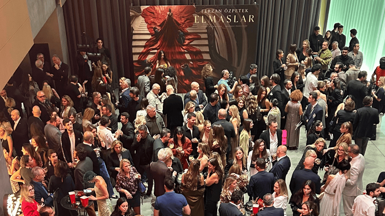 Ferzan Özpetek, “Elmaslar”ın Türkiye Galasında Sinemaseverlerle Buluştu Ferzan Özpetek, “Elmaslar”ın Türkiye Galasında Sinemaseverlerle Buluştu