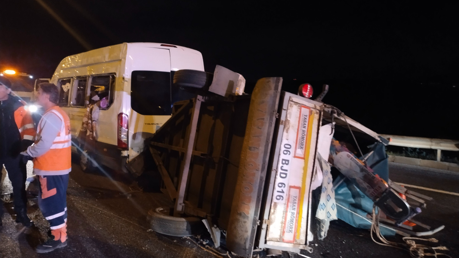 Beykoz'da minibüs devrildi: 3 yaralı Beykoz'da minibüs devrildi: 3 yaralı