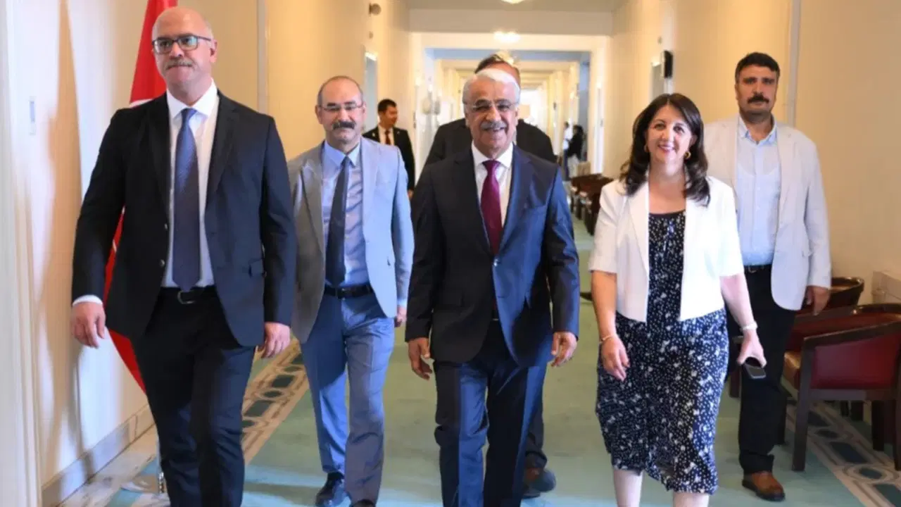 DEM Parti’den, İmralı’da 3,5 saatlik görüşme: Yazılı açıklama yarın yapılacak – Son Dakika Siyaset Haberleri DEM Parti’den, İmralı’da 3,5 saatlik görüşme: Yazılı açıklama yarın yapılacak – Son Dakika Siyaset Haberleri