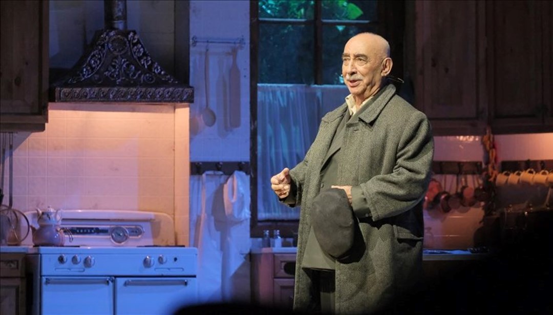 Şener Şen’in başrolünde yer aldığı Zengin Mutfağı son kez seyirciyle buluştu Şener Şen’in başrolünde yer aldığı Zengin Mutfağı son kez seyirciyle buluştu