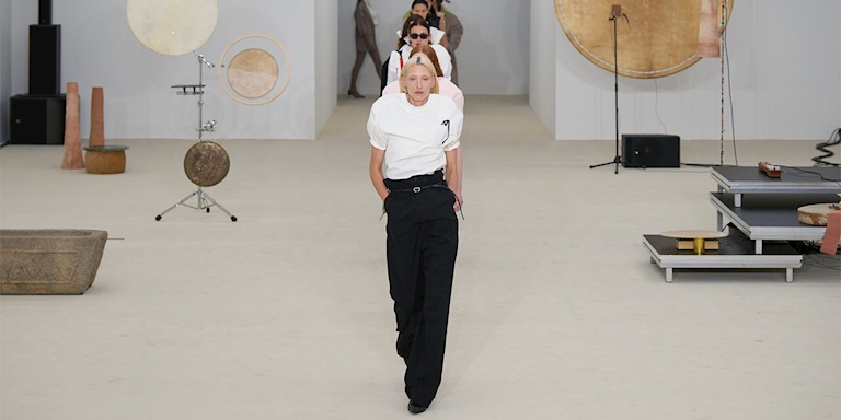 Paris Moda Haftası: Issey Miyake İlkbahar/Yaz 2026 Paris Moda Haftası: Issey Miyake İlkbahar/Yaz 2026