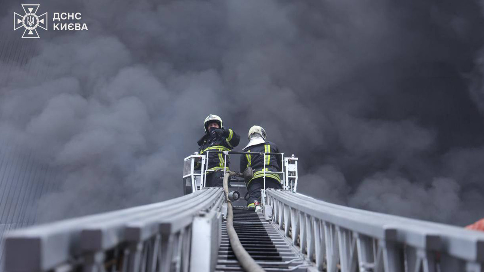 Kiev’e düzenlenen füze saldırısı sonrası yangın çıktı: Ölü ve yaralılar var