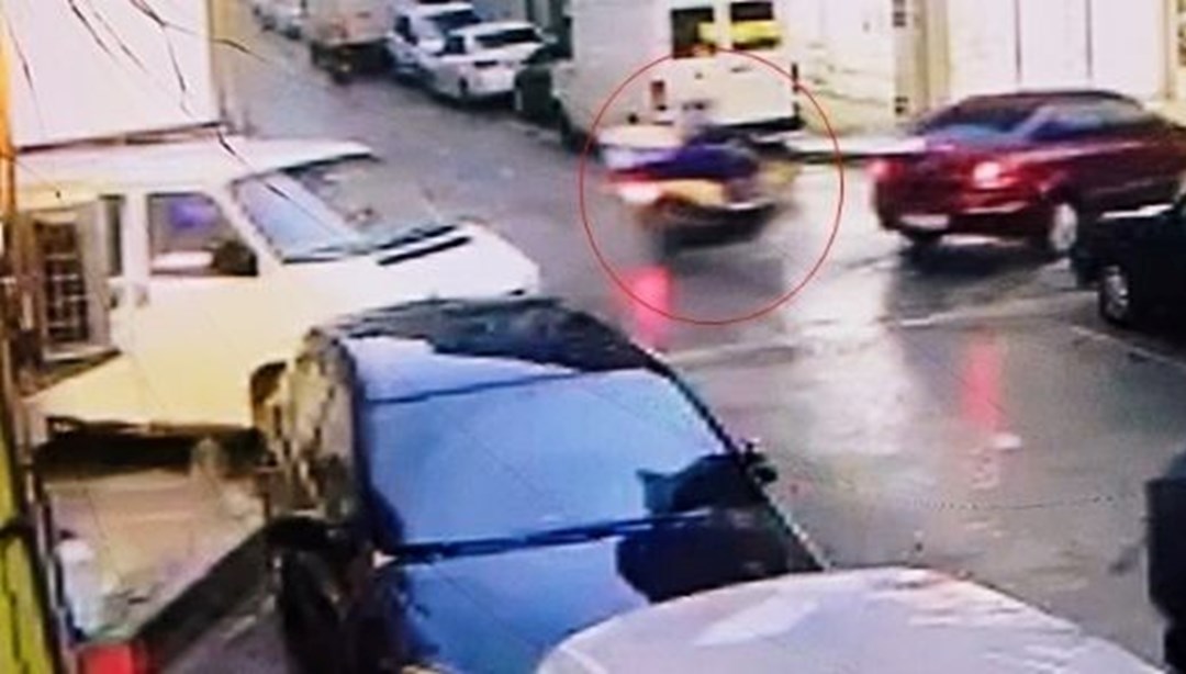 Ters yönden çıkan otomobile çarpmamak için kaza yaptı: O anlar kamerada Ters yönden çıkan otomobile çarpmamak için kaza yaptı: O anlar kamerada