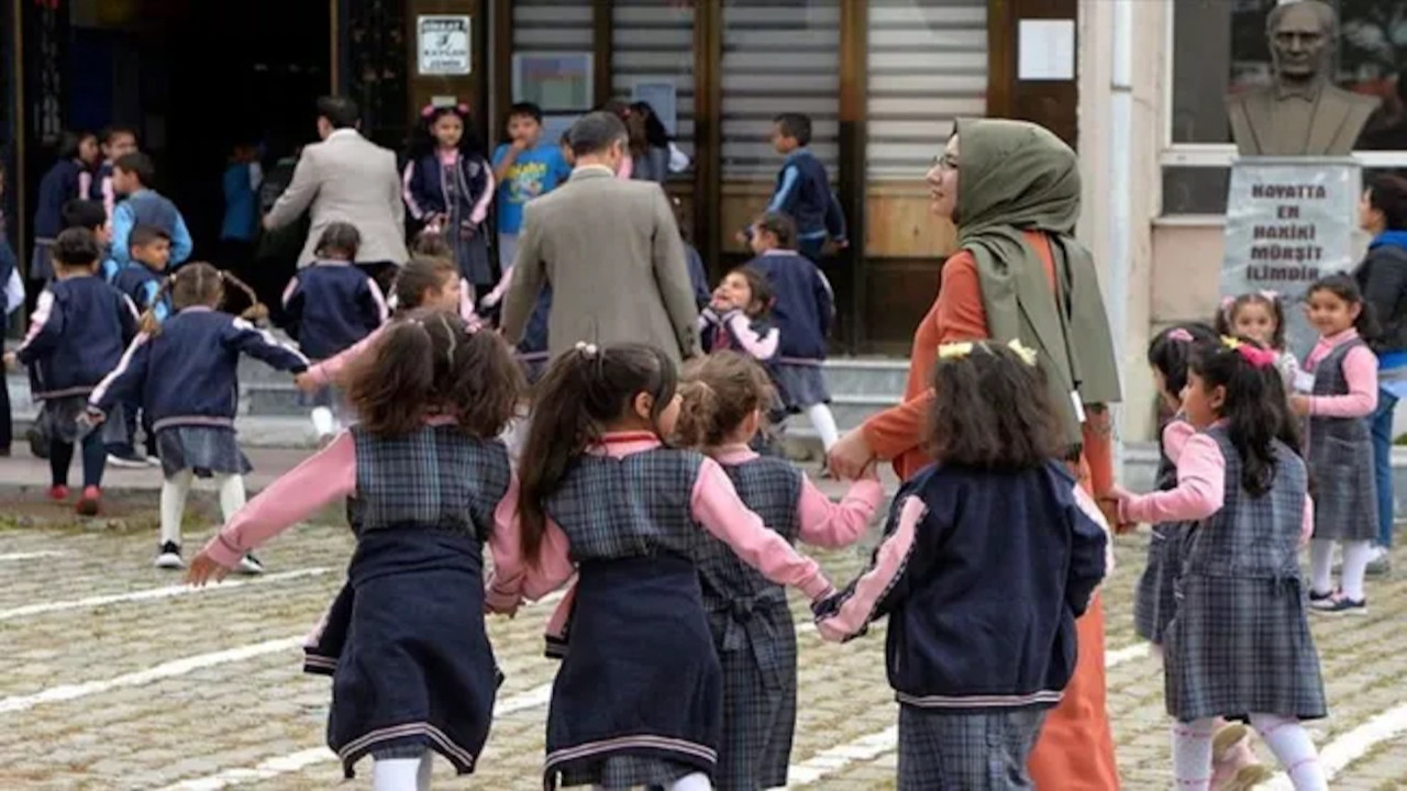Sağanak ve fırtına uyarısı sonrası İstanbul’da okullar 16.00’dan itibaren tatil Sağanak ve fırtına uyarısı sonrası İstanbul’da okullar 16.00’dan itibaren tatil