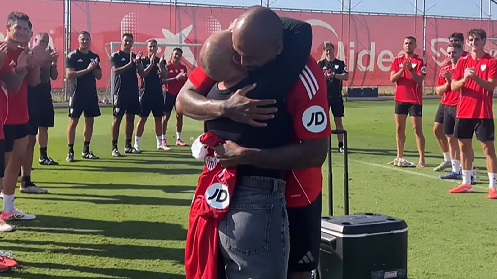 Sevilla takımı, Marcao’nun kanseri yenen eşini alkışladı Sevilla takımı, Marcao’nun kanseri yenen eşini alkışladı