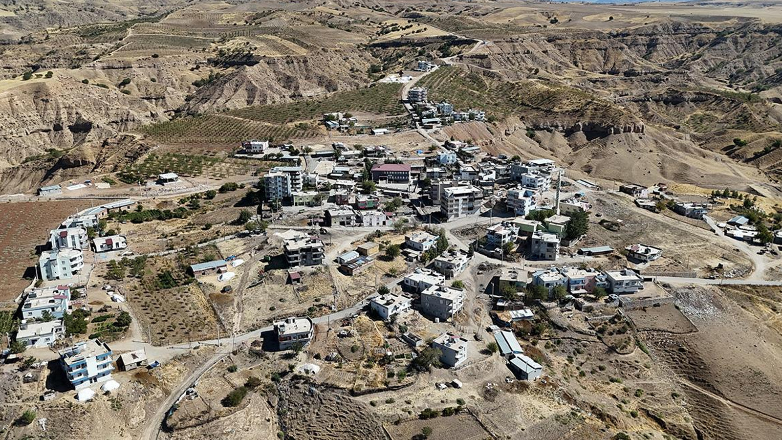 Siirt’in Aksöğüt köyünde herkesin soyadı: Yeşilyurt Siirt’in Aksöğüt köyünde herkesin soyadı: Yeşilyurt