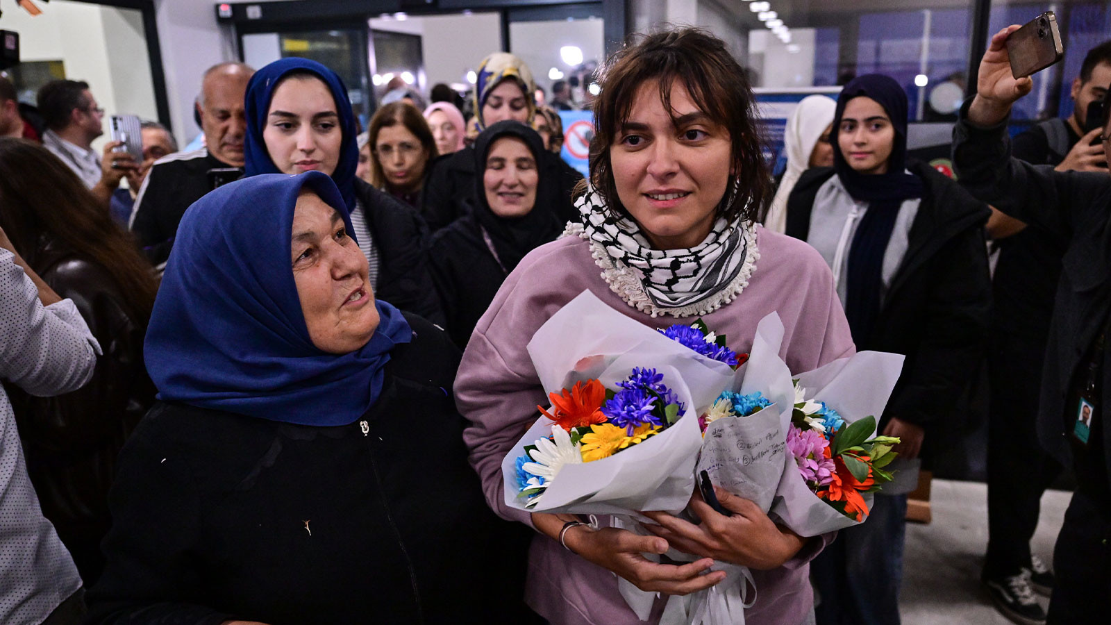 Sumud Filosu aktivisti 15 Türk vatandaşını taşıyan THY uçağı İstanbul’a ulaştı Sumud Filosu aktivisti 15 Türk vatandaşını taşıyan THY uçağı İstanbul’a ulaştı