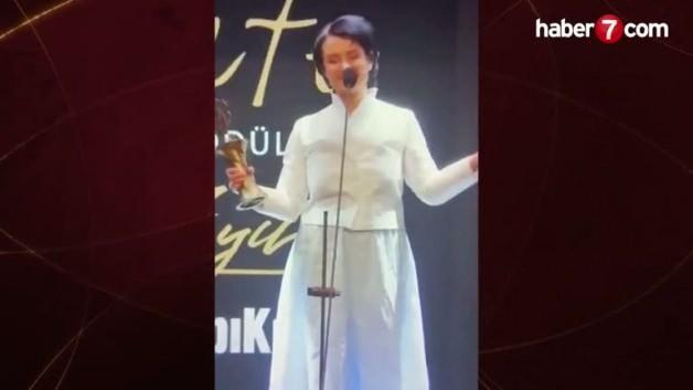 Sanat adı altında linç korosu! Sahnede Karadağlı’ya teşekkür etti diye dakikalarca yuhaladılar Sanat adı altında linç korosu! Sahnede Karadağlı’ya teşekkür etti diye dakikalarca yuhaladılar