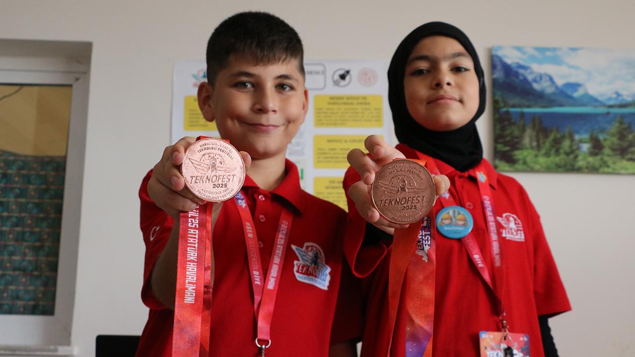 Ortaokul öğrencilerinden trafik güvenliğine yerli çözüm ödüllendirildi Ortaokul öğrencilerinden trafik güvenliğine yerli çözüm ödüllendirildi
