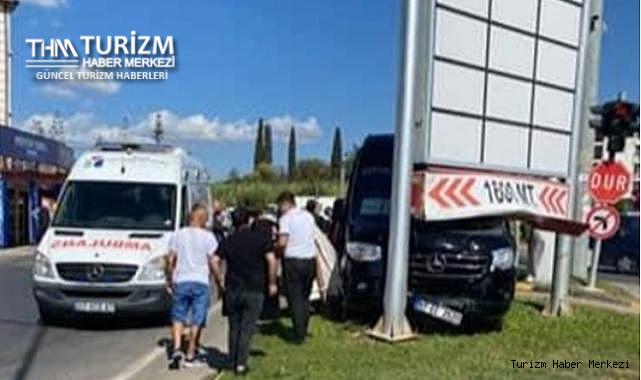 Tur minibüsü refüje çıktı! Turistler savruldu Tur minibüsü refüje çıktı! Turistler savruldu