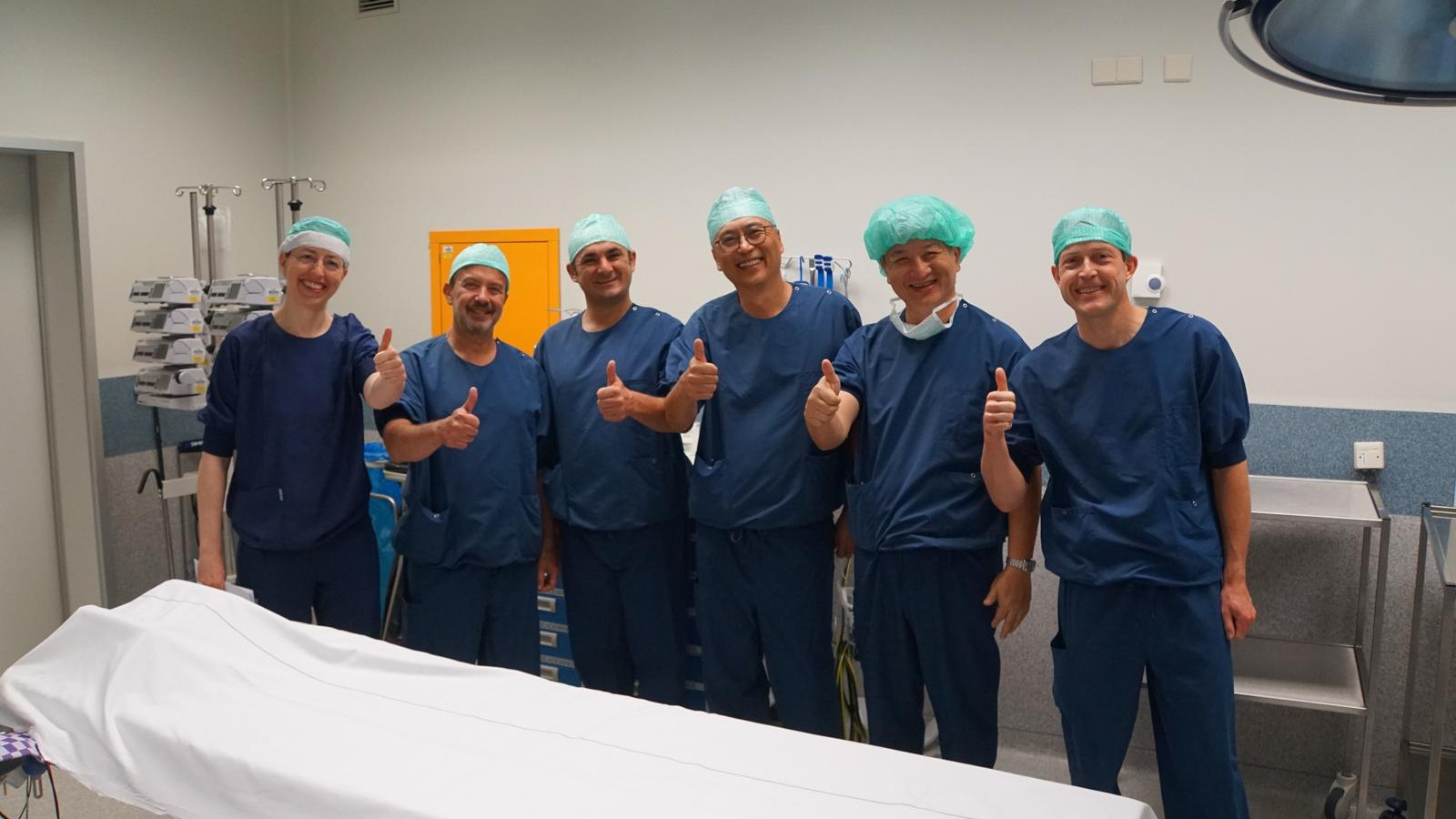 Türk cerrahlar Hollanda’da ilk canlı donör naklini gerçekleştirdi! Türk cerrahlar Hollanda’da ilk canlı donör naklini gerçekleştirdi!