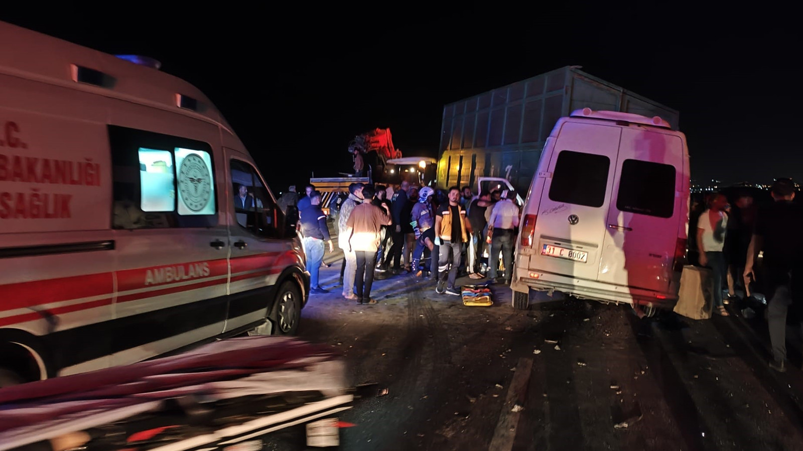 Yolcu minibüsü traktöre çarptı! Çok sayıda yaralı var Yolcu minibüsü traktöre çarptı! Çok sayıda yaralı var