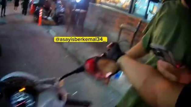 Yolun ortasında yürüyen magandalar motosikletli genci dövdü