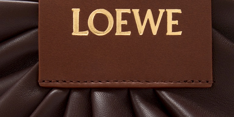 Loewe’nin Yeni Drape Ceketi ve Çantası Moda Dünyasında İlgi… Loewe’nin Yeni Drape Ceketi ve Çantası Moda Dünyasında İlgi…
